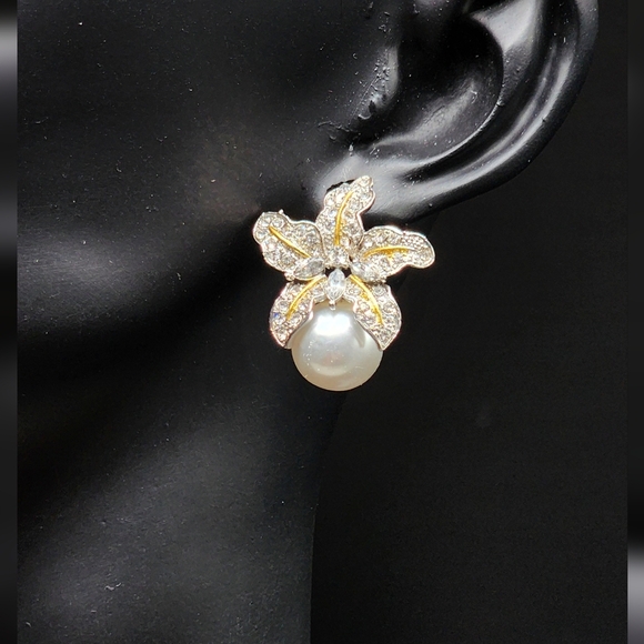 Anthropologie Jewelry - Gorgeous Flower Imitation Pearl Earrings